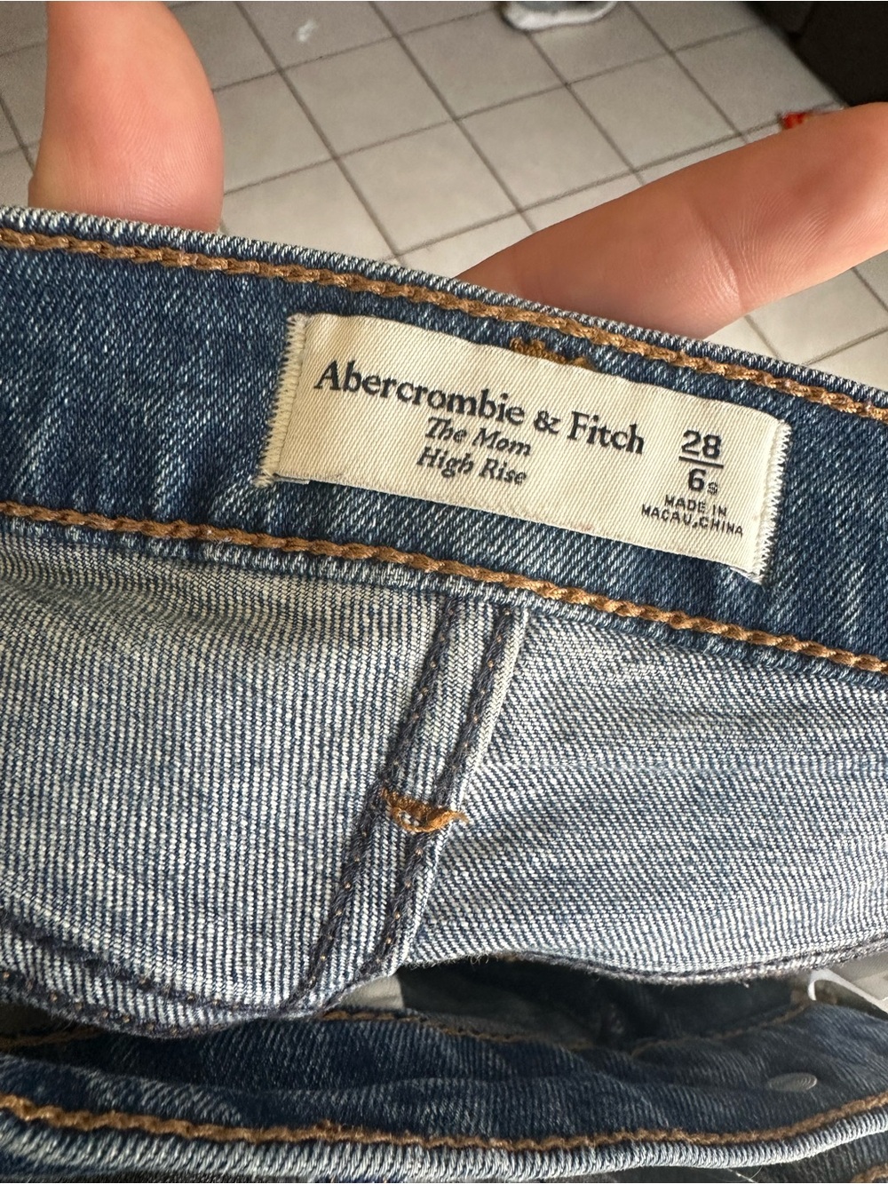 Abercrombie & Fitch The Mom High Rise Distressed Jeans - 28/6s - Picture 5 of 5